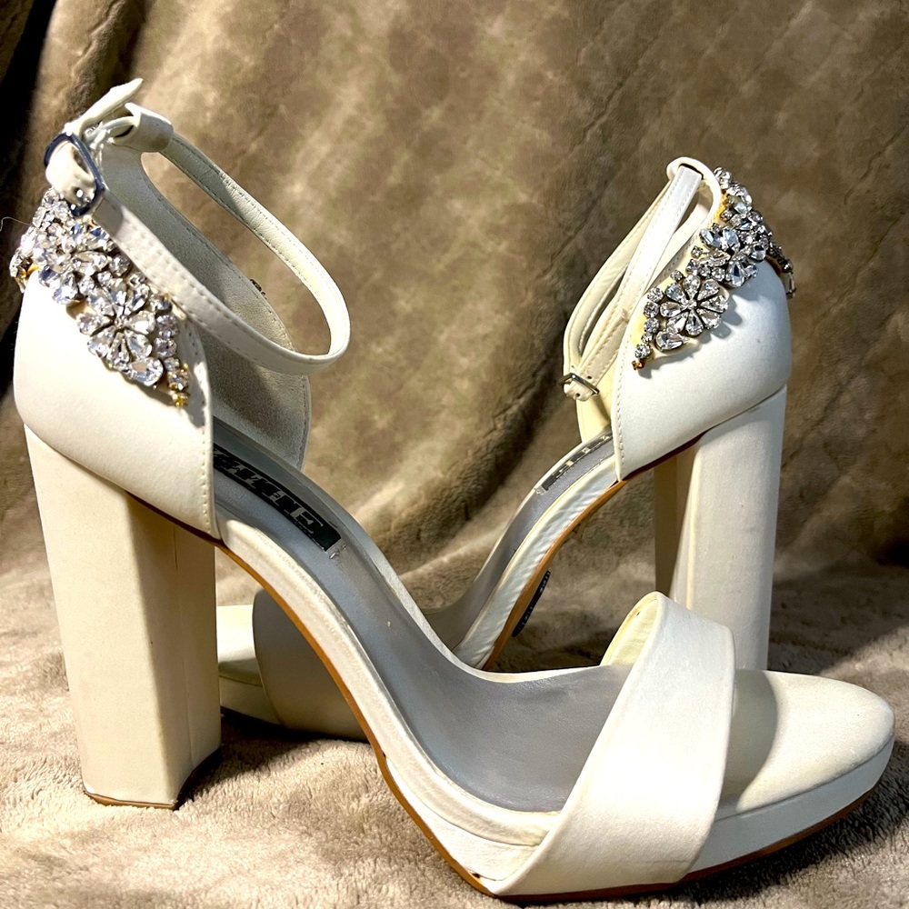 Vera Wang white wedding shoes